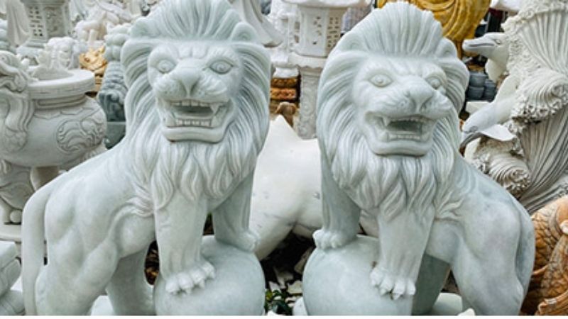 Trong phong thủy, đá tự nhiên là vật liệu đại diện cho hành Thổ – biểu tượng của sự vững chãi, nuôi dưỡng và ổn định. Khi được chế tác thành tượng, sinh khí của đá dường như được “đánh thức”, lan tỏa nguồn năng lượng tĩnh lặng nhưng đầy sức mạnh