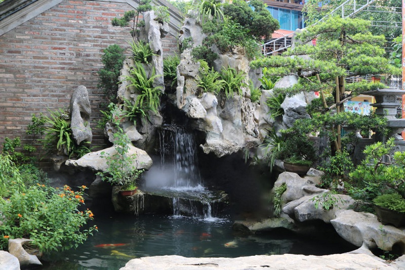 Trong phong thủy, nước là yếu tố đại diện cho sự lưu thông của năng lượng – “Thủy quản tài”. Dòng nước chảy tượng trưng cho tài lộc, phúc khí và sự hanh thông