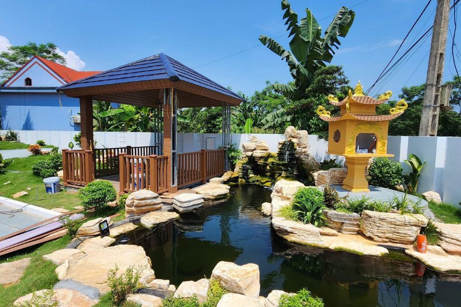 Đá mỹ nghệ không đơn thuần là sản phẩm trang trí, mà còn mang yếu tố văn hóa, tâm linh và phong thủy. Chất liệu đá tự nhiên, hình thành qua hàng triệu năm, được tin rằng chứa đựng năng lượng của đất trời