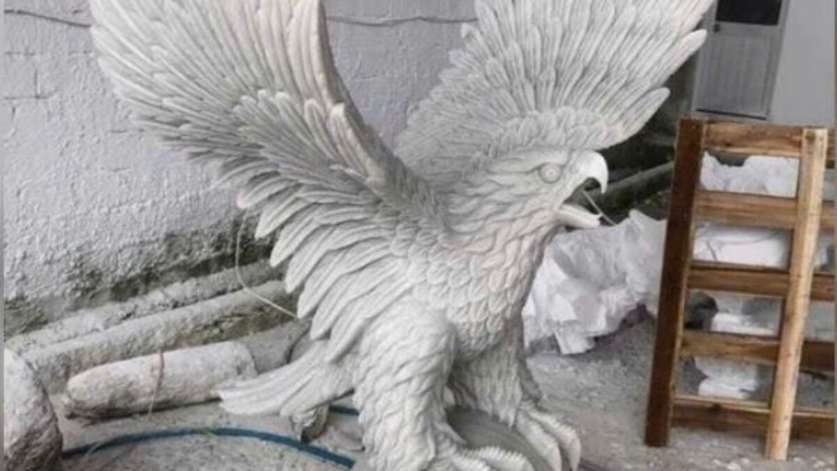 Đại bàng từ lâu được xem là loài vật đại diện cho sự oai phong, dũng mãnh và bản lĩnh kiên cường. Đôi cánh rộng mở, ánh mắt sắc bén và tư thế kiêu hãnh giúp nó trở thành hình tượng của quyền lực tối thượng