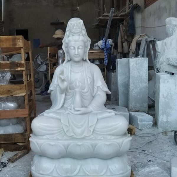 Sự kết hợp giữa tượng Quan Âm đá và cảnh quan xung quanh đóng vai trò quan trọng trong việc xây dựng không gian thiền định.