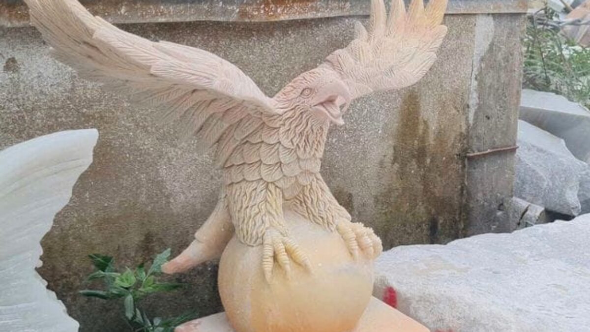 Trong phong thủy, đại bàng là linh vật tượng trưng cho sự thịnh vượng, uy quyền và trí tuệ. Tượng đại bàng đá đặt trong nhà, trước cổng, sảnh công ty hay văn phòng mang đến các giá trị phong thủy nổi bật