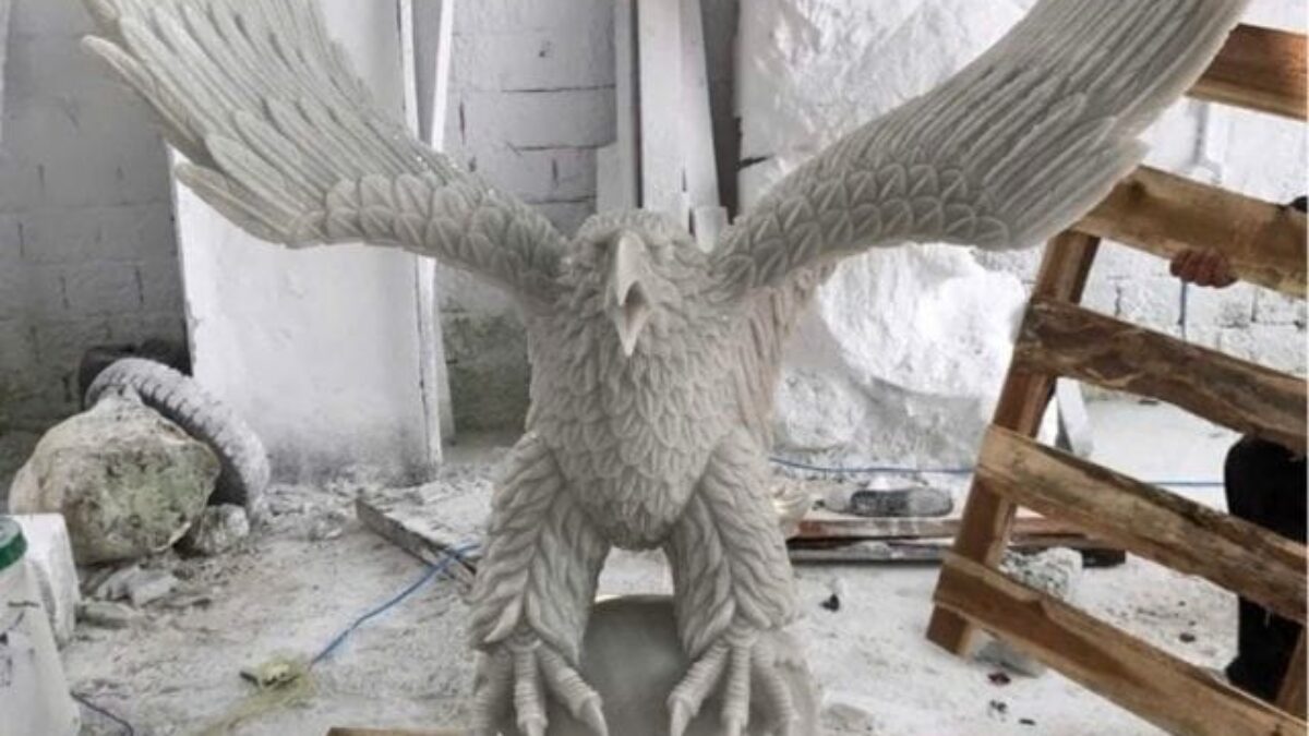 Để tạo nên một tượng đại bàng đá hoàn chỉnh, người nghệ nhân phải trải qua nhiều công đoạn đòi hỏi kỹ thuật cao. Từ việc chọn khối đá nguyên vẹn, có màu sắc và vân đá phù hợp, đến thiết kế dáng thế, tạo hình, đục khắc lông vũ