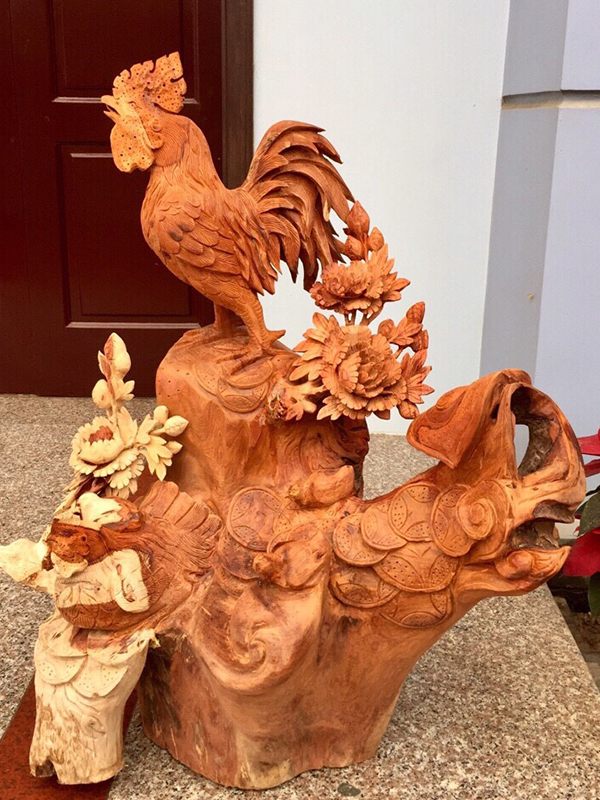 Trong kho tàng biểu tượng phong thủy Á Đông, hình tượng Kim Kê – chú gà trống vàng – luôn mang ý nghĩa đặc biệt về sự tinh anh, cát tường và may mắn trong công việc lẫn cuộc sống