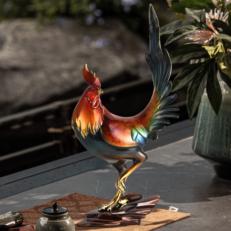 Kim Kê vốn gắn liền với đặc tính: nhanh nhạy, sáng suốt, mạnh mẽ và đầy khí chất. Người xưa quan niệm tiếng gáy của gà trống là sự đánh thức ánh sáng, xua tan bóng tối và báo hiệu khởi đầu cho những điều tốt đẹp