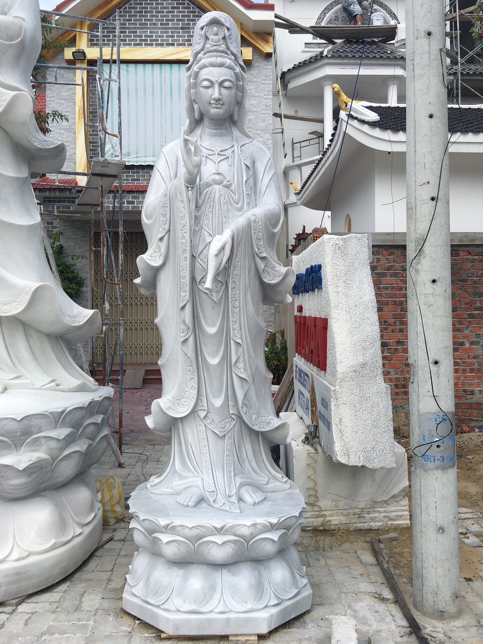 Trong văn hóa tâm linh Á Đông, hình ảnh Quan Thế Âm Bồ Tát luôn hiện lên như biểu tượng cao đẹp của tình thương, lòng vị tha và sự bảo hộ an lành cho con người