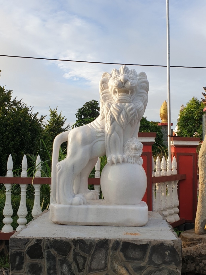 Sư Tử đá thường được đặt thành một đôi ở lối ra vào các công trình lớn nhằm bảo vệ và thể hiện sự uy nghi, mạnh mẽ