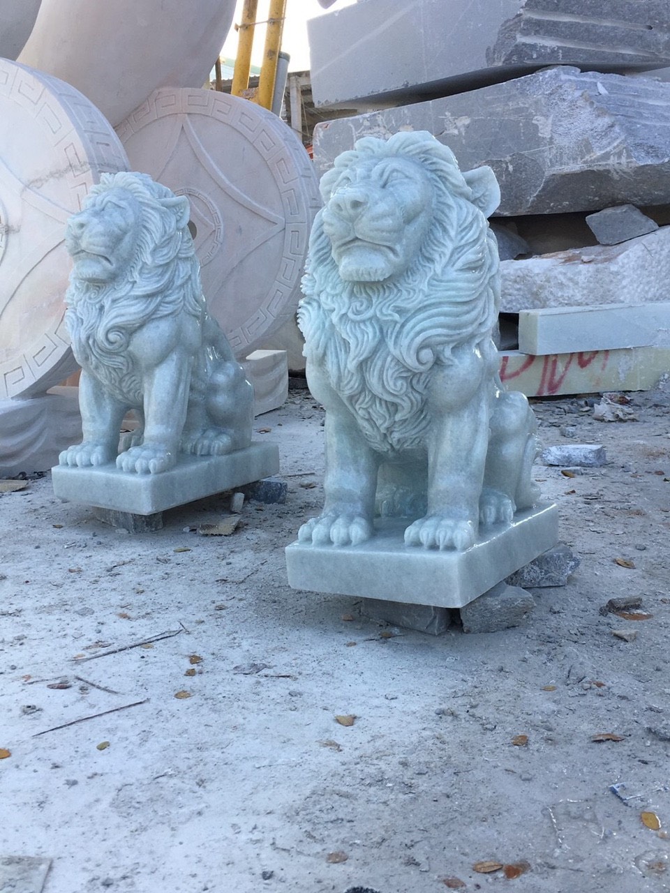 Điều làm nên sức hấp dẫn của tượng đá phong thủy không chỉ nằm ở ý nghĩa phong thủy mà còn ở tính mỹ thuật. Những nghệ nhân đá mỹ nghệ là những người thổi hồn vào từng tác phẩm