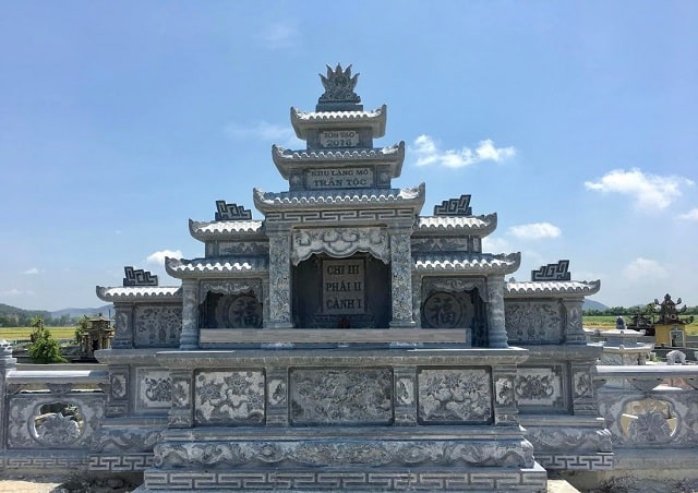 Một trong những lý do khiến đá xanh trở thành lựa chọn hàng đầu khi xây dựng lăng mộ chính là độ bền