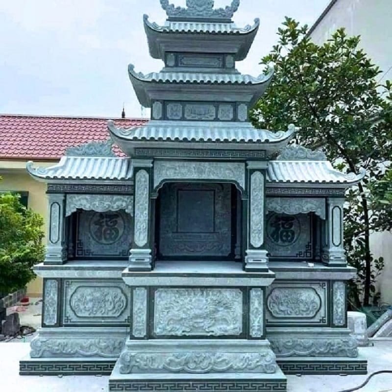 Đá xanh với chất liệu mịn và độ kết dính cao giúp quá trình chạm khắc trở nên dễ kiểm soát hơn, tạo nên những chi tiết cực kỳ sắc sảo, bền theo thời gian