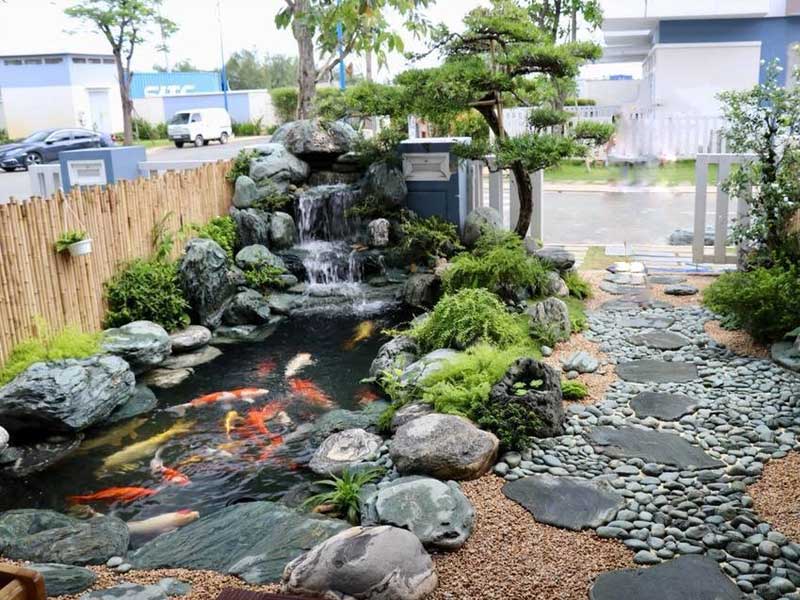 Đá tự nhiên vốn nổi tiếng về độ bền và khả năng chịu tác động thời tiết. Dù nắng nóng, mưa gió hay môi trường ẩm ướt, đá vẫn giữ được vẻ đẹp nguyên bản