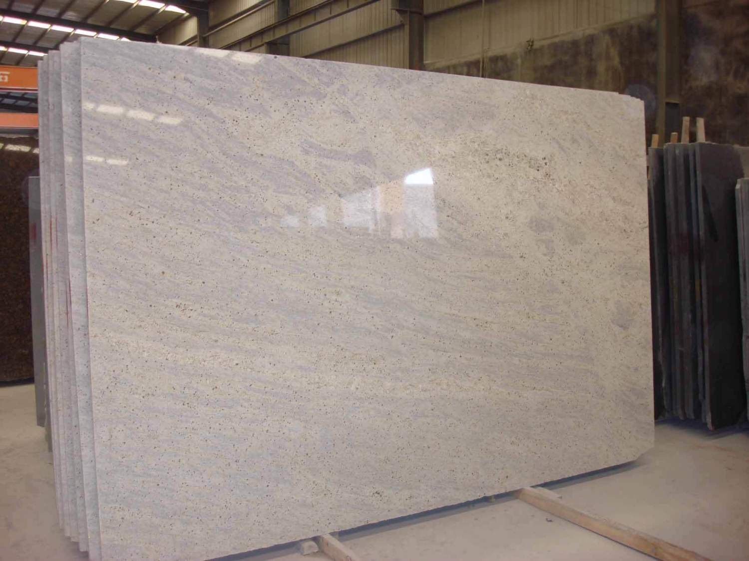 Tượng đá granite luôn được xem là lựa chọn hàng đầu. Không chỉ sở hữu độ cứng vượt trội, đá granite còn mang trong mình vẻ đẹp tự nhiên mạnh mẽ, phù hợp với cả công trình tâm linh lẫn kiến trúc cảnh quan hiện đại
