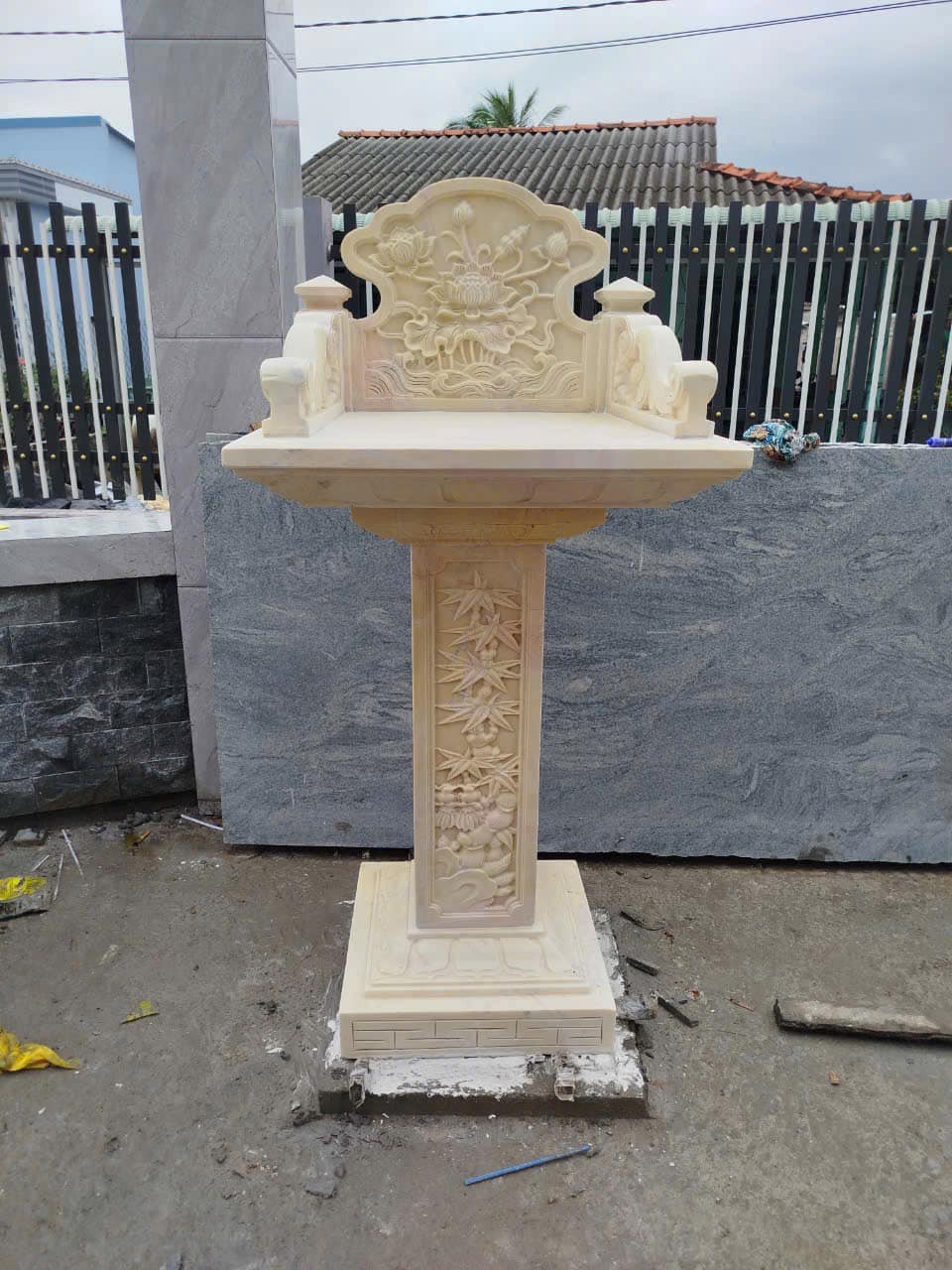 Không giống nhiều vật liệu khác dễ bị hư hỏng theo thời gian, đá mỹ nghệ có tuổi thọ rất cao. Chất liệu đá tốt giúp tác phẩm chống chịu được tác động của môi trường, hạn chế rêu mốc, nứt vỡ hay phai màu