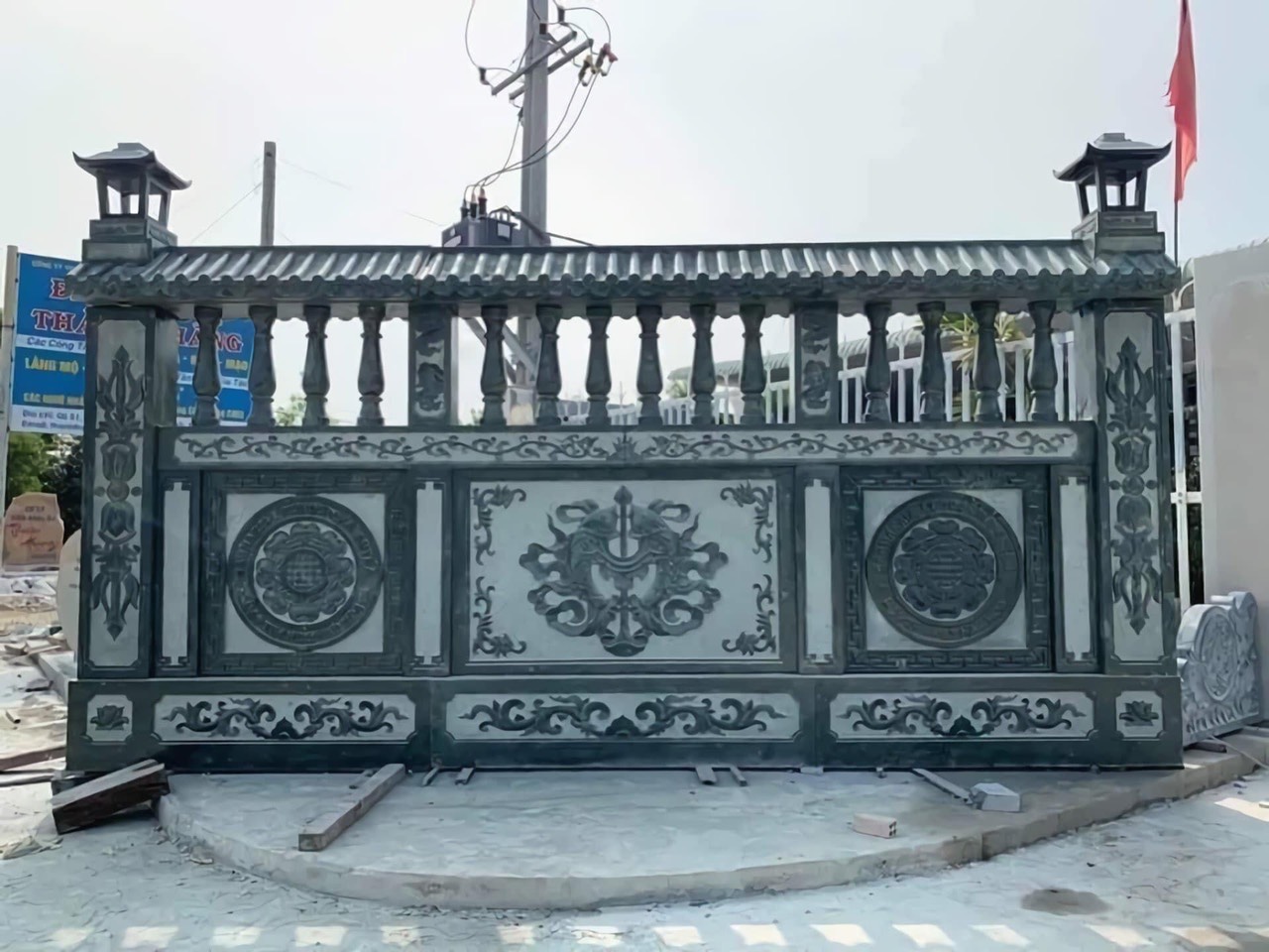 Lan can đá từ lâu đã trở thành một trong những hạng mục kiến trúc không thể thiếu trong các công trình tâm linh và dân dụng tại Việt Nam