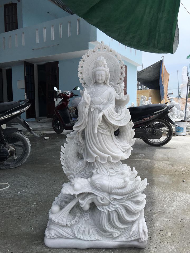 Một bức tượng Quan Âm tọa đài sen đá không chỉ phục vụ cho hiện tại mà còn có thể truyền lại cho nhiều thế hệ sau. Qua thời gian, lớp đá càng trở nên trầm mặc, tăng thêm vẻ cổ kính và linh thiêng