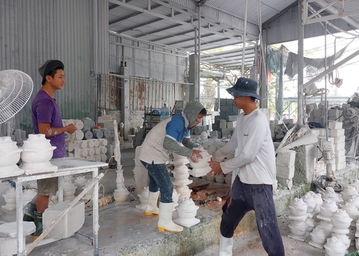 Trong quan niệm Á Đông, đá là biểu tượng của núi – nơi hội tụ linh khí đất trời. Việc sử dụng đá mỹ nghệ trong cảnh quan không chỉ nhằm mục đích trang trí mà còn mang ý nghĩa phong thủy sâu sắc