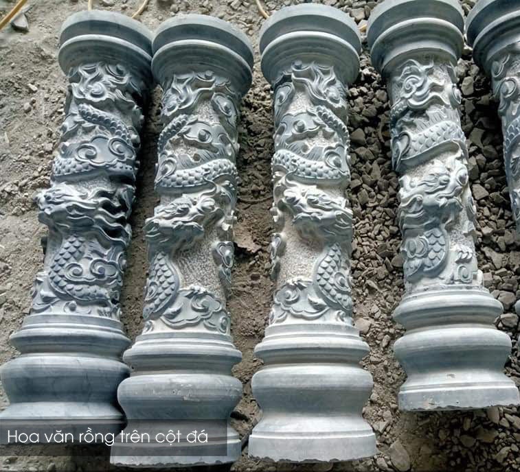 Điểm làm nên giá trị đặc biệt của cột đá chính là nghệ thuật chạm khắc. Mỗi đường đục, mỗi họa tiết đều được thực hiện hoàn toàn bằng tay hoặc kết hợp giữa công cụ hiện đại và bàn tay tài hoa của nghệ nhân