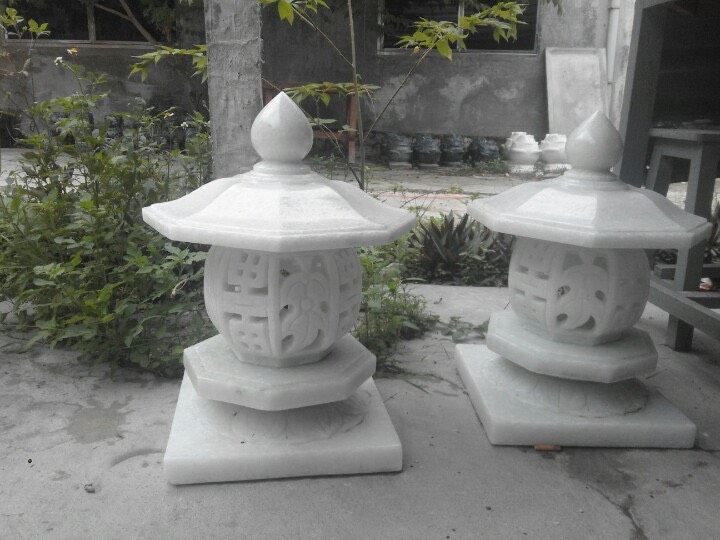 Cột đèn đá thường được tạo hình với bố cục hài hòa, cân đối theo phong cách truyền thống Á Đông. Dáng đèn trang nhã, gồm phần đế, thân cột, bầu đèn và mái che, mỗi bộ phận đều mang vai trò thẩm mỹ riêng