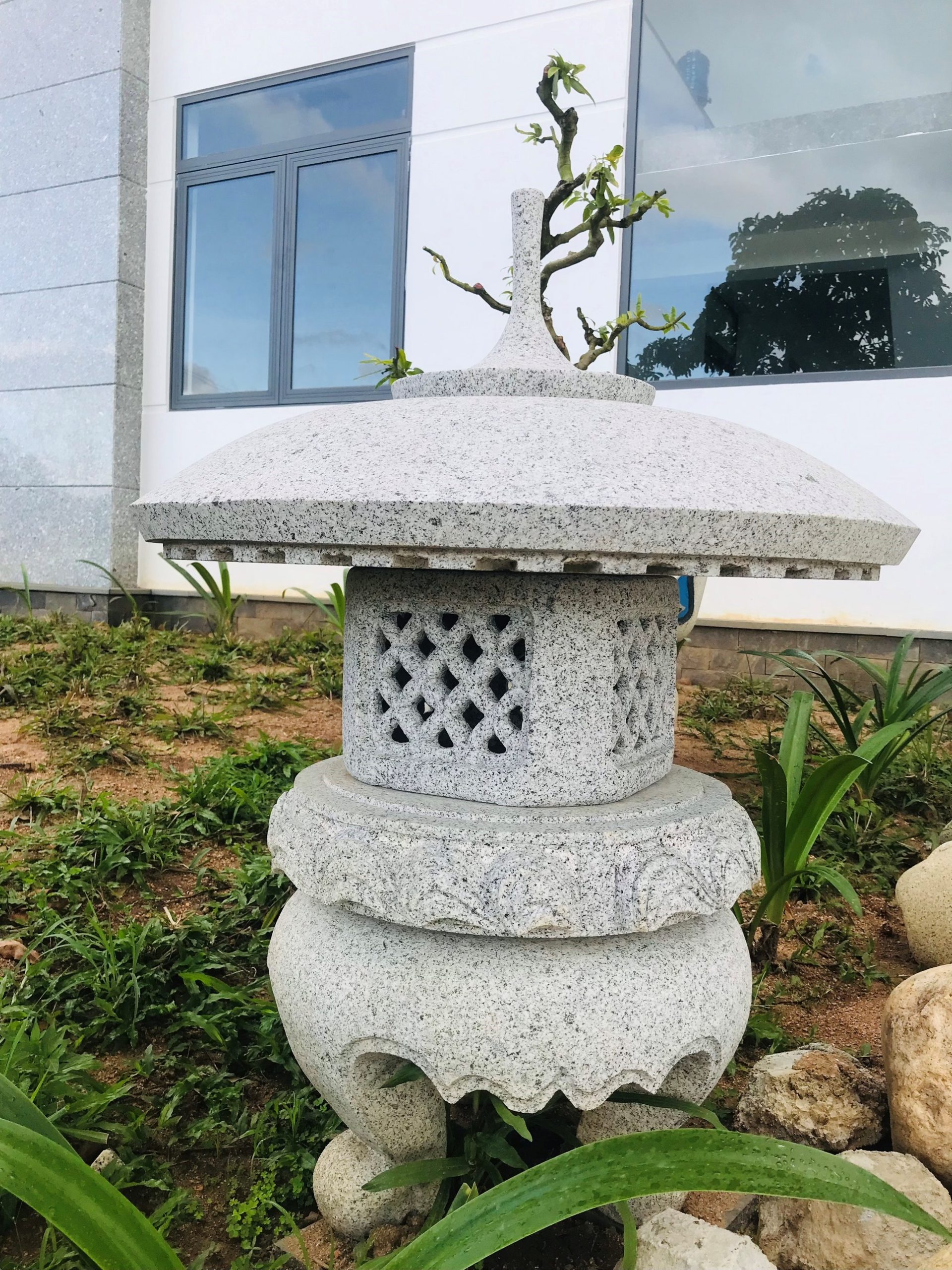 Không gian thiền chú trọng vào sự cân đối, giản lược và yên tĩnh. Cột đèn đá là vật phẩm đáp ứng hoàn hảo những yêu cầu đó