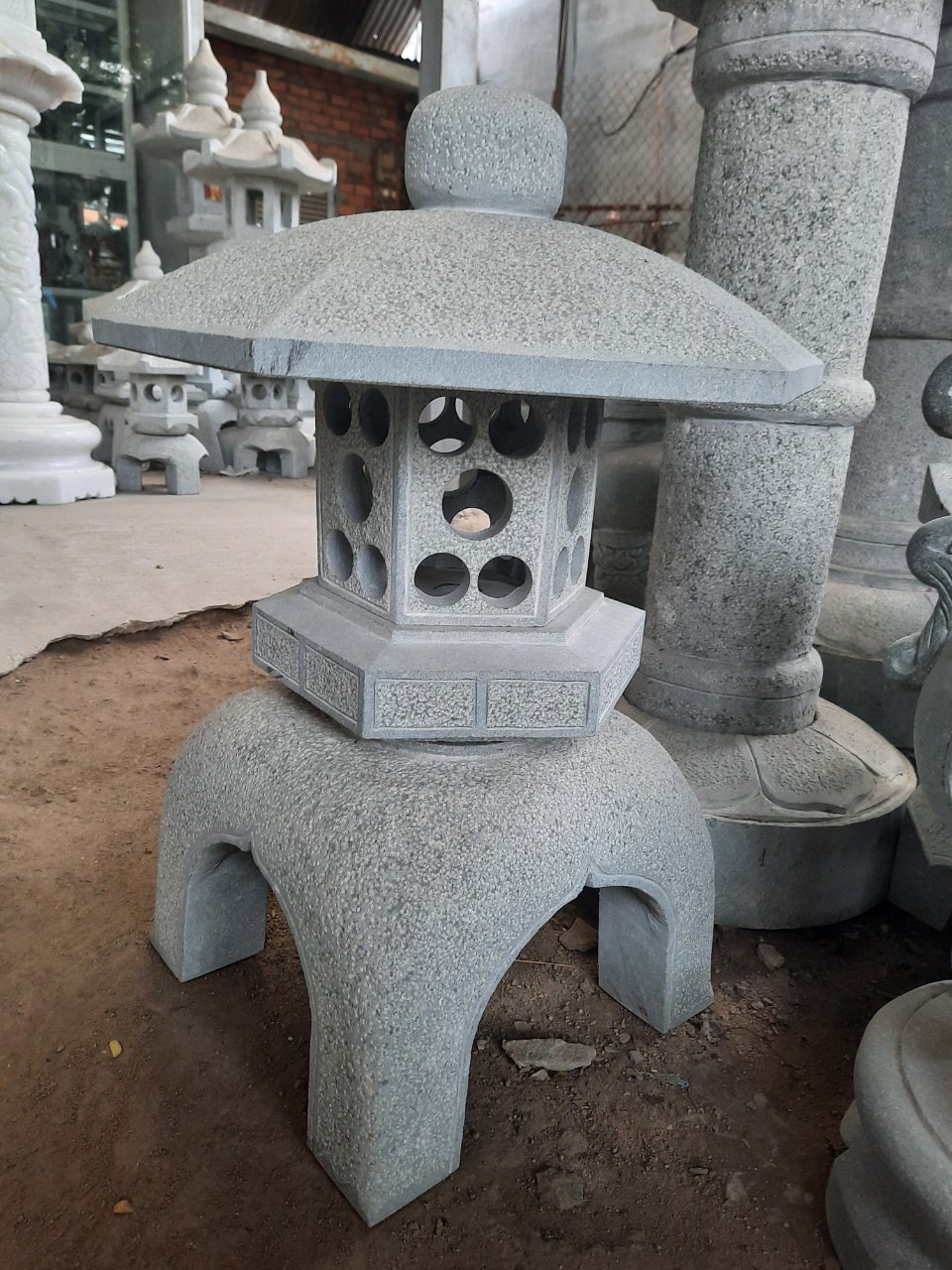 Điểm đặc biệt của cột đèn đá nằm ở ánh sáng phát ra. Không rực rỡ, không chói mắt, ánh sáng của đèn đá luôn ấm áp và dịu dàng, như một ngọn nến thiêng soi lối