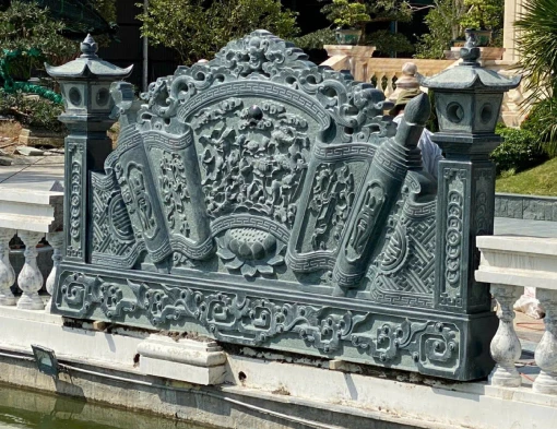 Đặc biệt trong các khu tâm linh, bình phong đá góp phần tạo nên sự uy nghiêm, trang trọng, giữ gìn linh khí và bảo vệ sự thanh tịnh của không gian