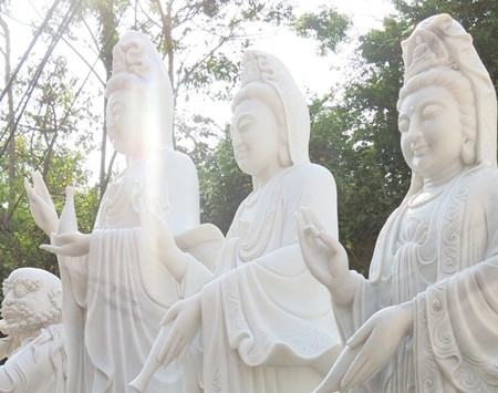 Đá trắng mỹ nghệ không chỉ đơn thuần là một loại vật liệu, mà là biểu tượng của sự thuần khiết, thanh cao và bền vững