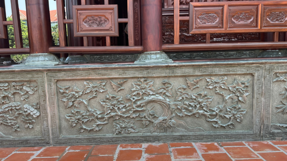 Lan can đá không chỉ đóng vai trò bảo vệ an toàn mà còn mang ý nghĩa thẩm mỹ sâu sắc. Mỗi tấm lan can được tạo tác tỉ mỉ bởi bàn tay các nghệ nhân đá mỹ nghệ, thể hiện qua đường nét chạm khắc tinh xảo