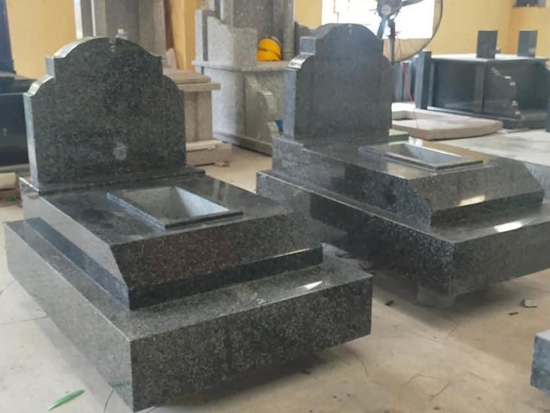 Ưu điểm nổi bật nhất của đá granite mỹ nghệ chính là độ cứng cao. Granite có khả năng chống mài mòn, chịu va đập mạnh và ít bị ảnh hưởng bởi thời tiết khắc nghiệt như nắng gắt, mưa axit hay độ ẩm cao