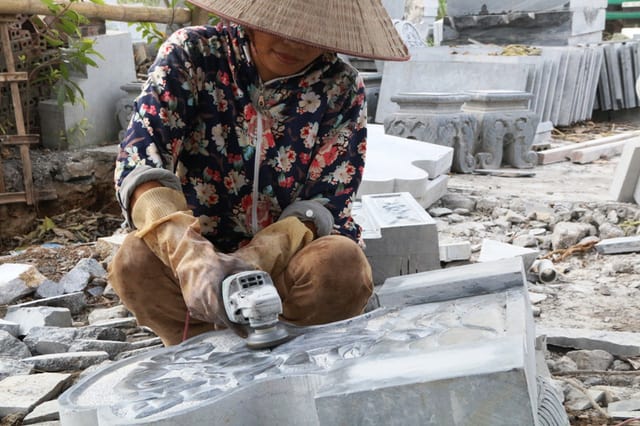 Một trong những yếu tố làm nên giá trị đặc biệt của đá mỹ nghệ chính là nghệ thuật chạm khắc thủ công