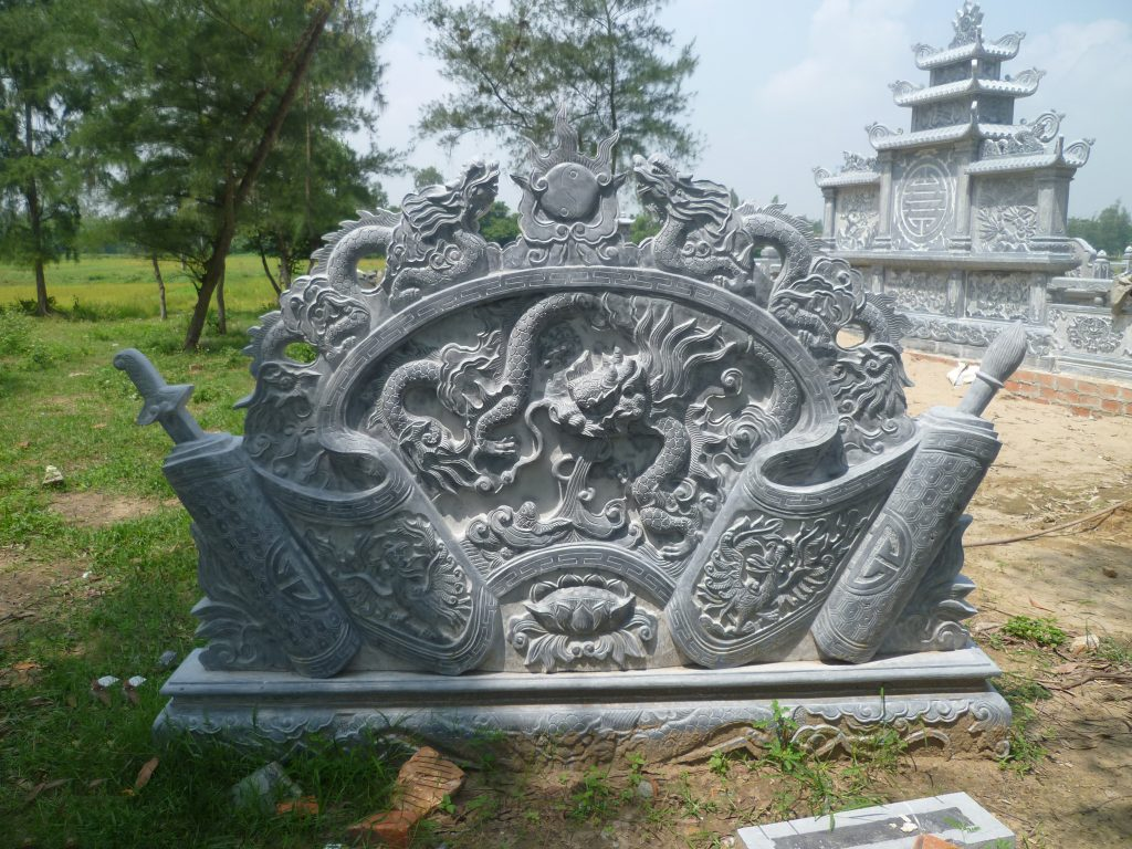 Chính sự đa dạng của chất liệu giúp bình phong đá có thể đáp ứng nhiều phong cách kiến trúc khác nhau, từ cổ điển, truyền thống đến hiện đại