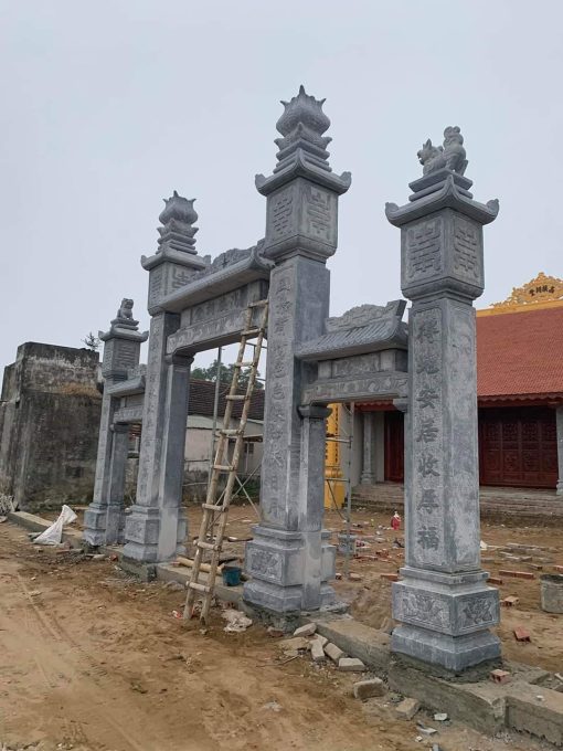 Công nghệ chế tác đá hiện nay ngày càng phát triển, kết hợp giữa kỹ thuật thủ công truyền thống và máy móc hiện đại. Nhờ vậy, cổng đá không chỉ giữ được tinh thần nghệ thuật cổ xưa mà còn đạt độ chính xác cao, các đường chạm đạt độ sâu, sắc gọn và đồng nhất