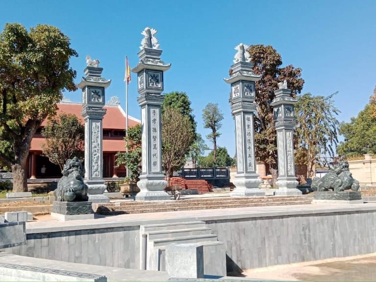 Bên cạnh đó, đá tự nhiên có khả năng chịu lực tốt, ít bị ảnh hưởng bởi thời tiết và không xuống cấp nhanh như nhiều vật liệu nhân tạo