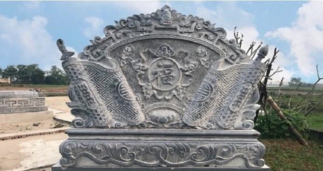 Mỗi nét đục sâu vào đá không chỉ là kỹ thuật mà còn là tâm huyết và tinh thần sáng tạo của người nghệ nhân. Chính điều này làm cho bình phong đá không chỉ là vật phẩm phong thủy mà còn là tác phẩm nghệ thuật thực thụ