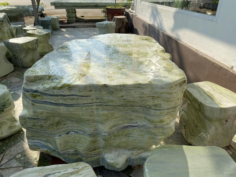 Đá gắn liền với sự bền vững và trường tồn. Khi sống cùng đá, con người như được nhắc nhở về nhịp sống chậm rãi, vững vàng