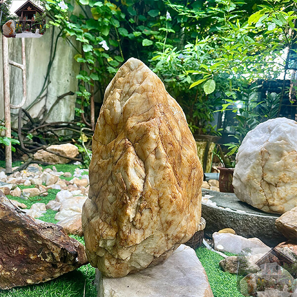 Đá mỹ nghệ là sự kết hợp hài hòa giữa chất liệu tự nhiên và tư duy sáng tạo. Từ đá xanh, đá granite, đá marble, đá trắng cho đến đá vàng truyền thống, mỗi loại đá đều mang đặc tính riêng về màu sắc, độ cứng và vân đá