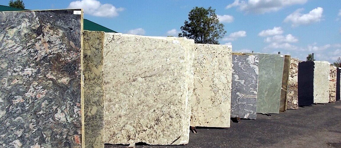 Trong đá mỹ nghệ, chất liệu càng quý – đẳng cấp càng cao. Một tác phẩm được làm từ đá tự nhiên nguyên khối, tuyển chọn kỹ lưỡng từ mỏ đá chất lượng