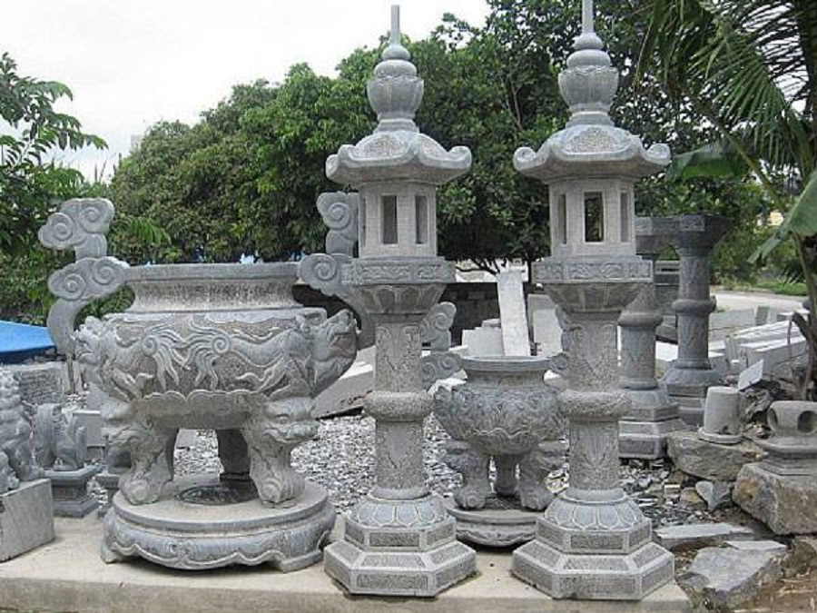 Một trong những lý do khiến cột đèn đá được ưa chuộng trong kiến trúc cảnh quan là nhờ chất liệu đá tự nhiên. Các loại đá thường dùng như đá xanh, đá trắng, đá núi lửa, đá granite… không chỉ bền bỉ trước thời tiết mà còn mang đến vẻ đẹp mộc mạc, nguyên bản