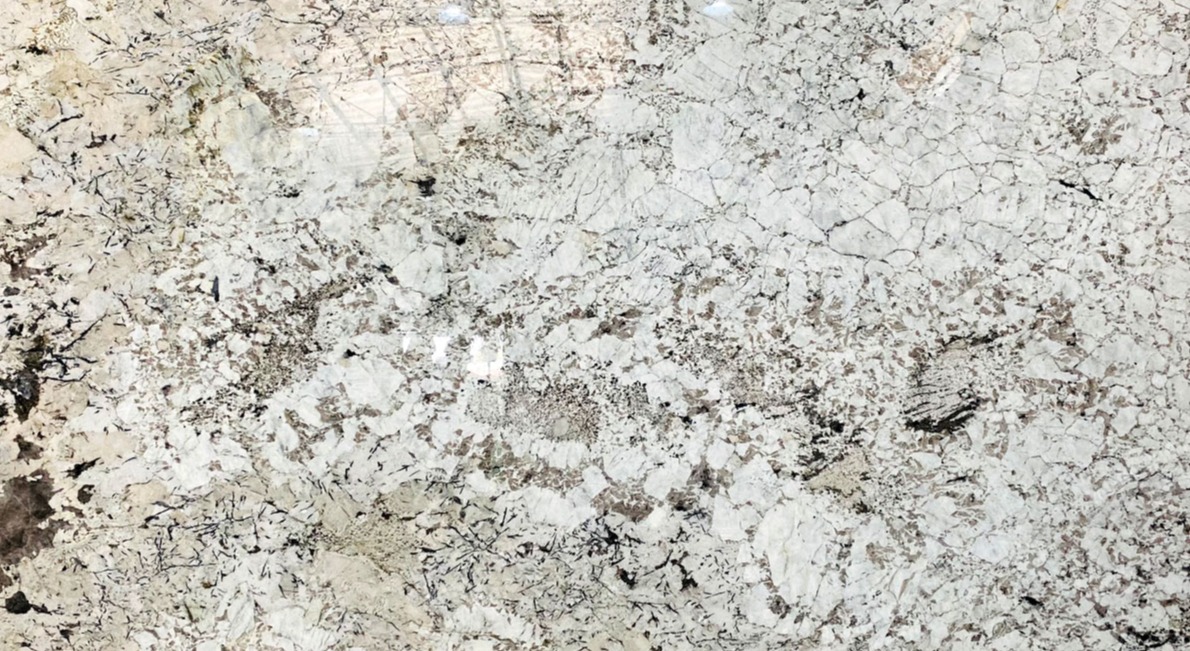 Ưu điểm nổi bật nhất của đá granite chính là độ cứng và độ bền vượt trội. Được hình thành sâu trong lòng đất qua hàng triệu năm, đá granite có kết cấu tinh thể chặt chẽ, khả năng chịu lực cao và rất ít bị nứt vỡ