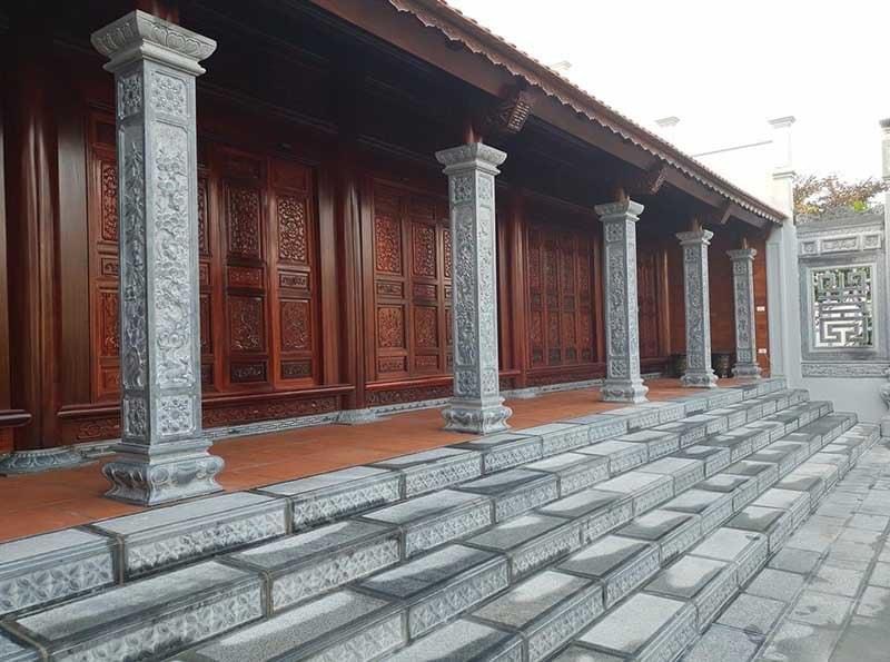 Cột đá chạm khắc được áp dụng trong nhiều dạng công trình khác nhau, với từng phong cách và vai trò riêng
