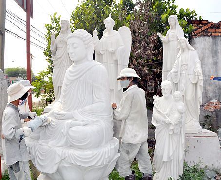 Chất lượng của đá mỹ nghệ không chỉ nằm ở vật liệu mà còn thể hiện rõ qua kỹ thuật chế tác. Những nghệ nhân lành nghề với kinh nghiệm lâu năm sẽ thổi hồn vào từng sản phẩm, từ cổng đá, lan can đá, cột đá, tượng đá đến lăng mộ đá