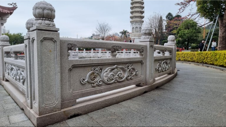 Không chỉ mang tính thẩm mỹ, lan can đá còn được xem như lớp bảo vệ phong thủy cho công trình. Theo quan niệm truyền thống, lan can là đường biên giúp giữ năng lượng tốt bên trong và ngăn tà khí từ bên ngoài xâm nhập