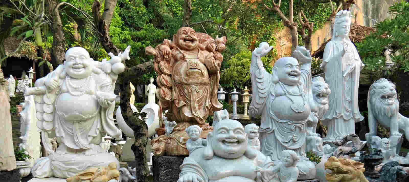 Đá mỹ nghệ càng lâu năm càng có giá bởi sự kết hợp của nhiều yếu tố như giá trị lịch sử, độ bền của vật liệu, vẻ đẹp cổ kính, sự khan hiếm, giá trị nghệ thuật thủ công và ý nghĩa phong thủy