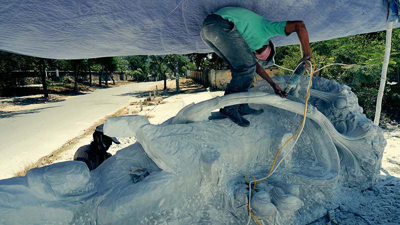 Trong thế giới nghệ thuật và kiến trúc, đá từ lâu đã được xem là chất liệu thô cứng, nặng nề và khó chế tác