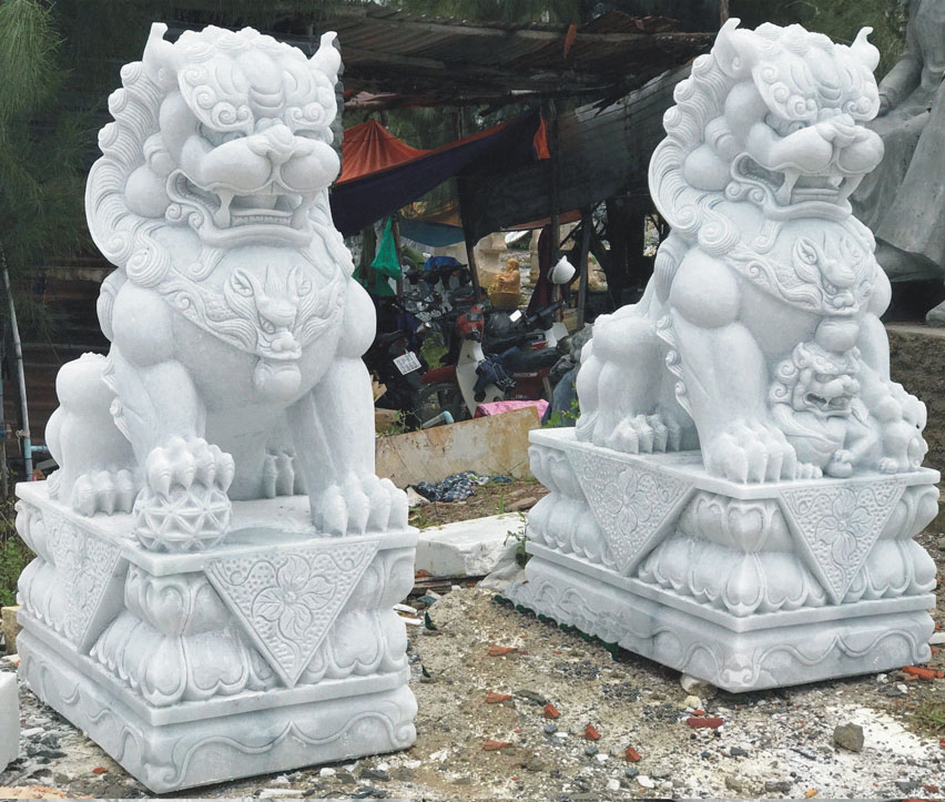 Các linh vật như rồng đá, nghê đá, sư tử đá hay hạc đá thường được đặt ở cổng, sân hoặc hai bên lối đi để trấn giữ và xua đuổi tà khí