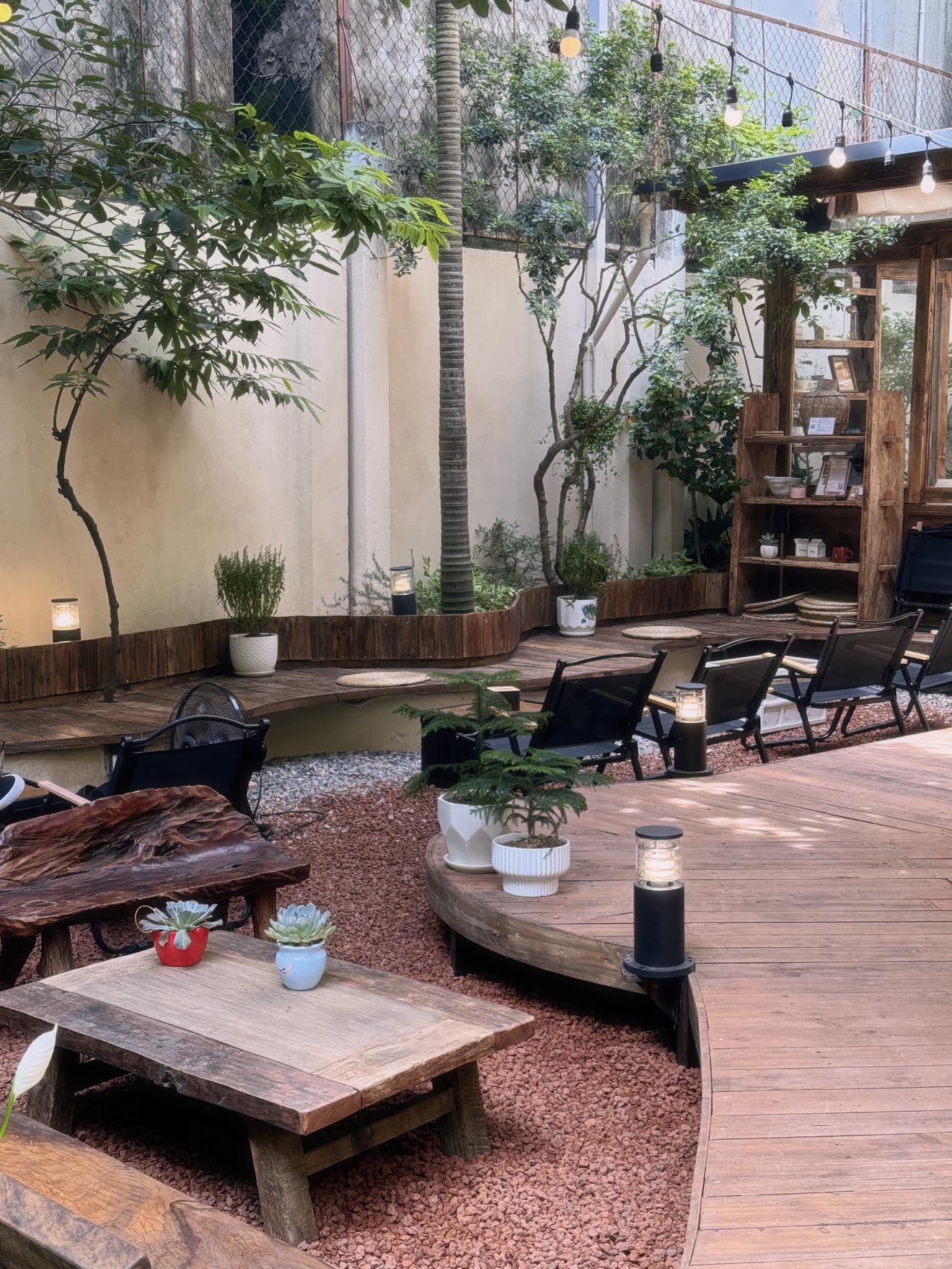 Ngày nay, không chỉ trong các công trình truyền thống mà ngay cả nhà ở, biệt thự, khu nghỉ dưỡng, quán cà phê cũng sử dụng đá tự nhiên để tạo sự hài hòa ngũ hành