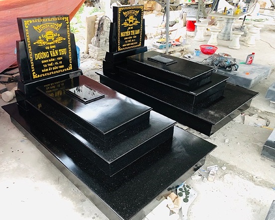 Đá granite mỹ nghệ – cứng cáp, bền vững cùng thời gian – là minh chứng rõ nét cho sự kết hợp hoàn hảo giữa thiên nhiên và con người. Từ khối đá thô ráp trong lòng đất, qua bàn tay tài hoa của nghệ nhân, granite trở thành những tác phẩm nghệ thuật mang giá trị vật chất lẫn tinh thần sâu sắc