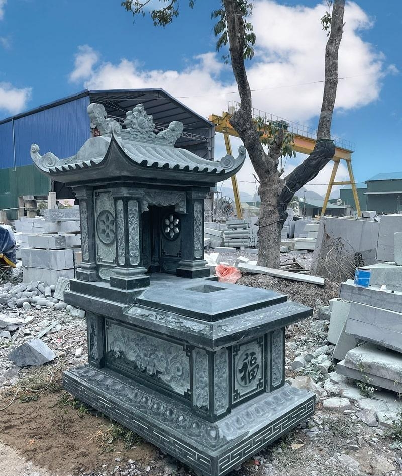 Đá mỹ nghệ, với độ bền hàng trăm năm, được xem là chất liệu lý tưởng để dựng mộ. So với các chất liệu khác, đá không chỉ vững chãi trước nắng mưa mà còn giữ được vẻ đẹp tinh tế theo thời gian