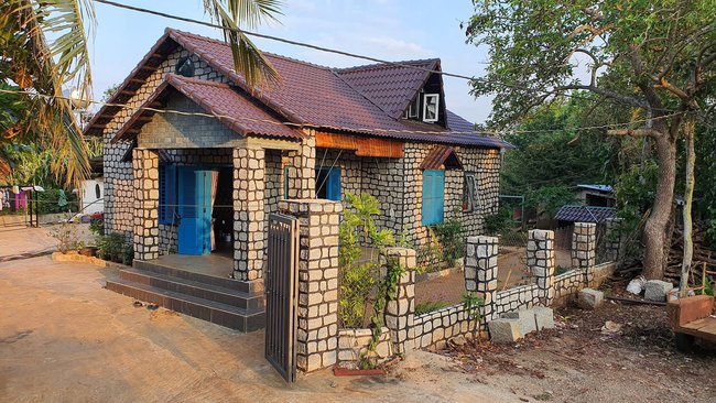 Từ thuở xa xưa, con người đã biết dùng đá để dựng nhà, làm công cụ, tạc tượng và xây dựng các công trình tâm linh