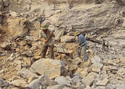 Trong tự nhiên, đá chỉ là những khối vật chất trầm lặng, lạnh lùng và tưởng chừng vô cảm. Chúng nằm im lìm giữa núi rừng, lòng đất hay bờ sông suối suốt hàng triệu năm, chứng kiến sự thay đổi của thời gian mà không hề lên tiếng