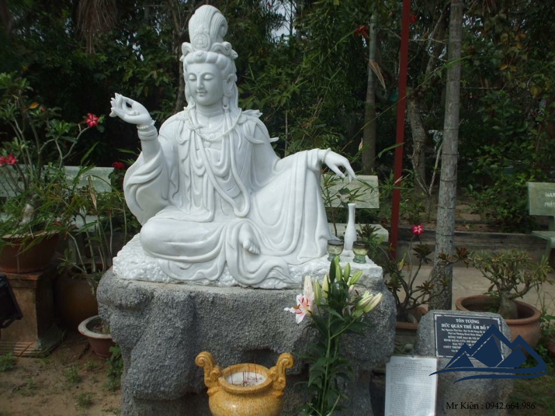 Khi đặt tượng Quan Âm tọa đài sen đá trong không gian phù hợp, bức tượng trở thành điểm tựa tinh thần, mang lại cảm giác bình an và tĩnh tại